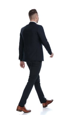 Pozitif takım elbise giymenin yan görünüşü ve beyaz stüdyo arka planına geçiş