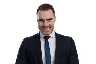 Genç iş adamının beyaz stüdyo arka planında duran birinin yaralanmasına tepkisi