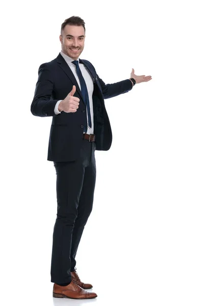 Vista Lateral Hombre Negocios Sonriente Gesticulando Bien Presentándose Mientras Está — Foto de Stock