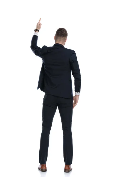 Οπίσθια Όψη Του Επιχειρηματία Δείχνει Προς Πάνω Ενώ Στέκεται Λευκό — Φωτογραφία Αρχείου