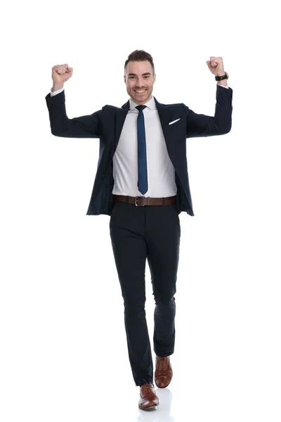 Улыбающийся Бизнесмен Празднует Обоими Кулаками Воздухе Идя Белом Фоне Студии — стоковое фото