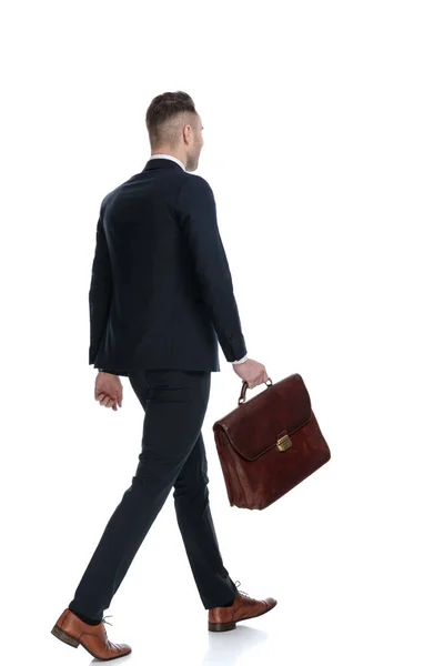 Πλάγια Οπίσθια Όψη Του Επιχειρηματία Κρατώντας Χαρτοφύλακα Και Περπάτημα Λευκό — Φωτογραφία Αρχείου