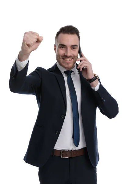 Hombre Negocios Alegre Celebrando Riendo Hablando Por Teléfono Mientras Está —  Fotos de Stock