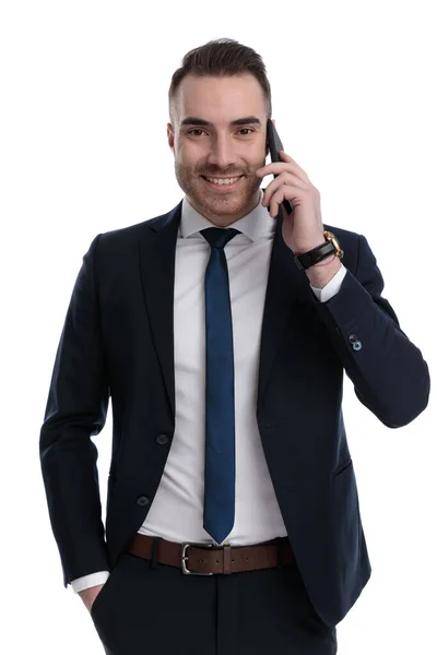 Empresário Feliz Falando Telefone Com Mão Bolso Enquanto Fundo Estúdio — Fotografia de Stock