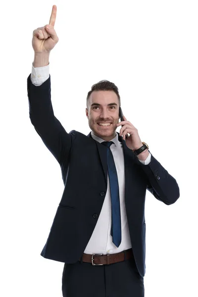 Empresário Alegre Falando Telefone Apontando Para Cima Rindo Enquanto Estava — Fotografia de Stock