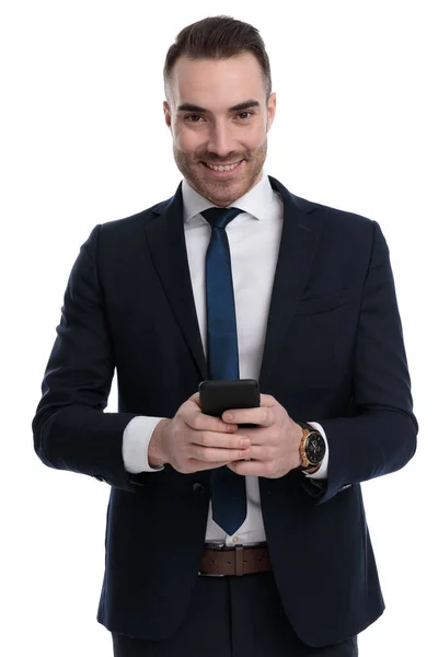 Positivo Uomo Affari Possesso Telefono Sorridente Mentre Piedi Sfondo Bianco — Foto Stock