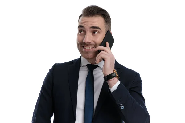 Hombre Negocios Alegre Hablando Móvil Sonriendo Mientras Está Pie Fondo —  Fotos de Stock