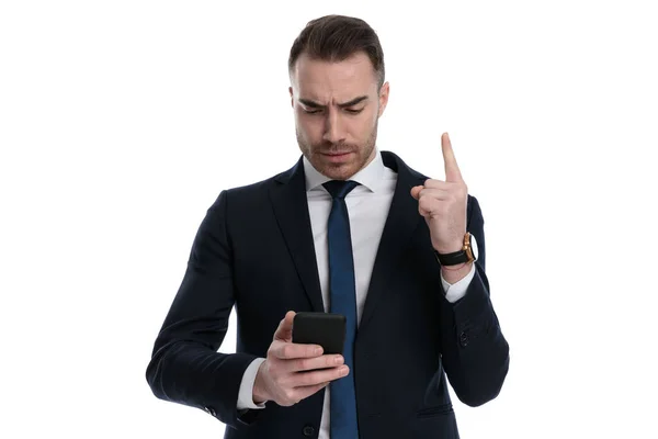 Geschäftiger Geschäftsmann Gestikuliert Zum Warten Und Tippt Telefon Während Auf — Stockfoto