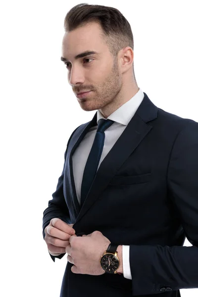 Empresário Confiante Consertando Seu Casaco Olhando Para Frente Enquanto Está — Fotografia de Stock