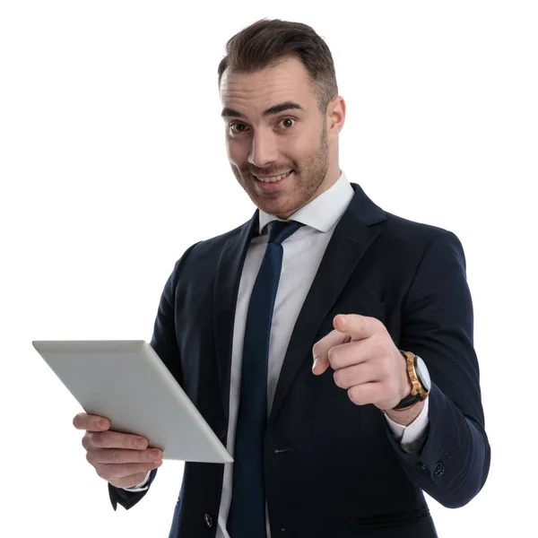 Empresário Positivo Apontando Segurando Tablet Sorrindo Enquanto Estava Fundo Estúdio — Fotografia de Stock