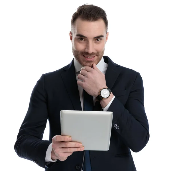 Positiv Affärsman Håller Tablett Och Hand Haka Ler När Står — Stockfoto