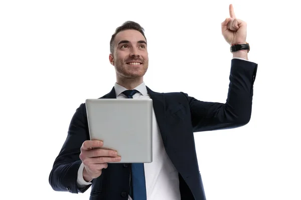 Vieren Zakenman Holding Tablet Wijzen Omhoog Terwijl Staan Witte Studio — Stockfoto