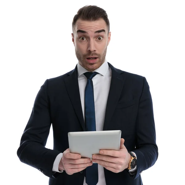 Shocked Businessman Holding Tablet Gasping While Standing White Studio Background — Stock Photo, Image