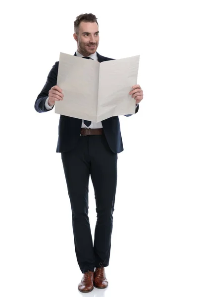Ευτυχισμένος Επιχειρηματίας Διαβάζει Εφημερίδα Και Χαμογελά Ενώ Περπάτημα Λευκό Φόντο — Φωτογραφία Αρχείου