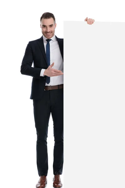 Positiver Geschäftsmann Lächelt Und Zeigt Leere Plakatwand Während Auf Weißem — Stockfoto