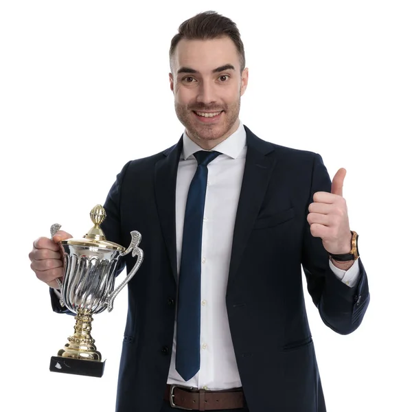 Positiver Geschäftsmann Hält Trophäe Der Hand Und Gestikuliert Auf Weißem — Stockfoto