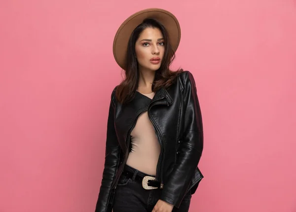 Charmigt Mode Modell Poserar Och Bär Hatt När Står Rosa — Stockfoto