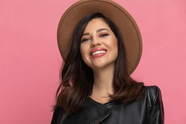 Primer Plano Modelo Moda Feliz Sonriendo Usando Sombrero Mientras Está — Foto de Stock