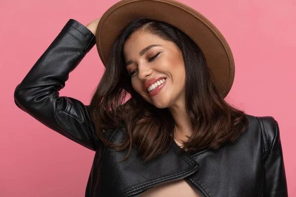 Primer Plano Modelo Moda Feliz Arreglando Sombrero Sonriendo Mientras Está — Foto de Stock