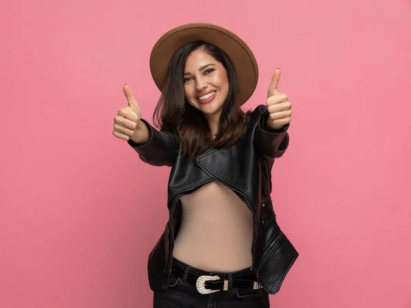 Modelo Moda Positiva Gesticulando Bien Con Ambas Manos Sonriendo Usando — Foto de Stock