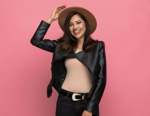 Alegre Modelo Moda Ajustando Sombrero Riendo Mientras Está Pie Sobre — Foto de Stock