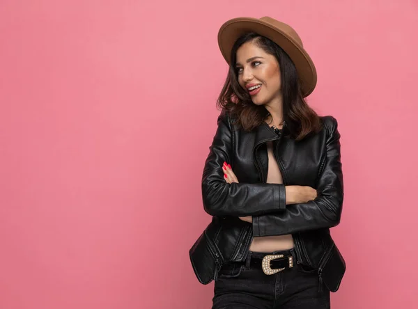 Modelo Moda Positiva Sosteniendo Las Manos Cruzadas Sonrientes Usando Sombrero — Foto de Stock