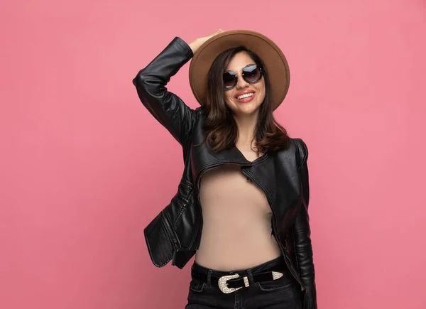 Fröhliches Mode Model Mit Hut Und Lächeln Sonnenbrille Auf Rosa — Stockfoto