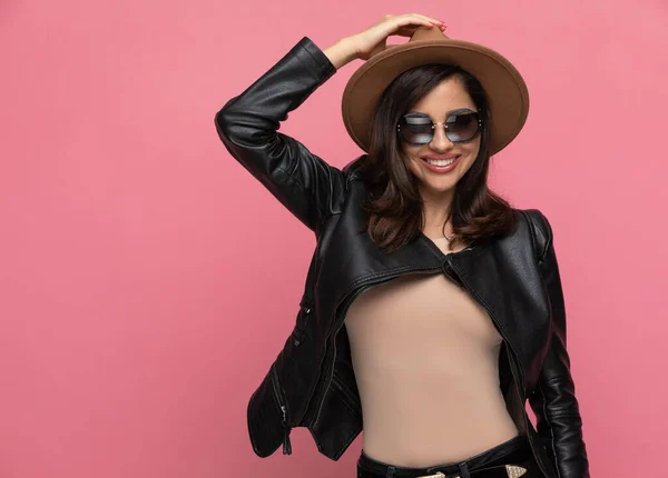 Fröhliches Model Mit Hut Und Lächeln Sonnenbrille Auf Rosa Studiohintergrund — Stockfoto