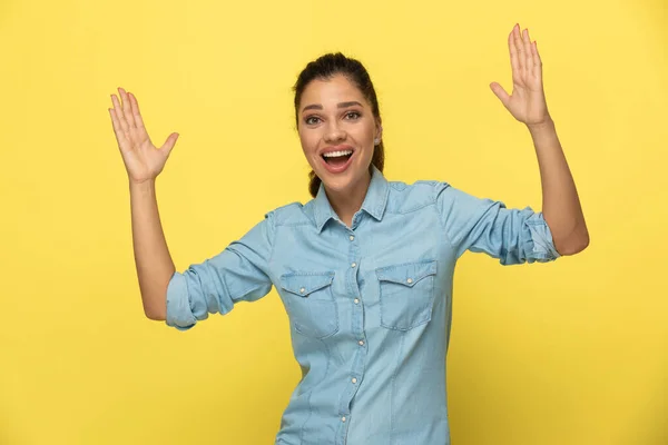 Surpreendida Mulher Casual Rindo Com Mãos Enquanto Fundo Estúdio Amarelo — Fotografia de Stock