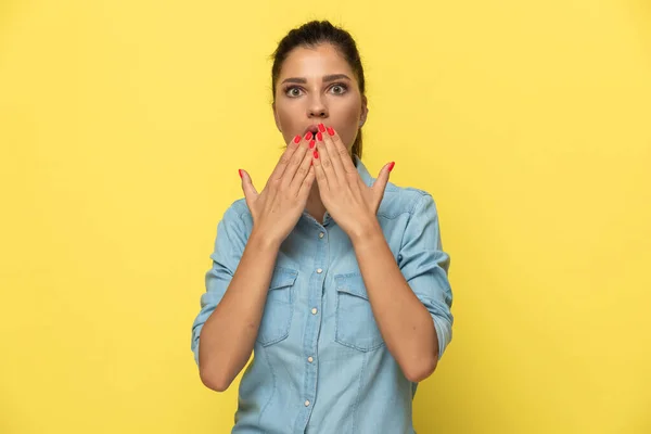 Wystraszona Kobieta Dysząca Zakrywająca Usta Obiema Rękami Stojąc Żółtym Tle — Zdjęcie stockowe