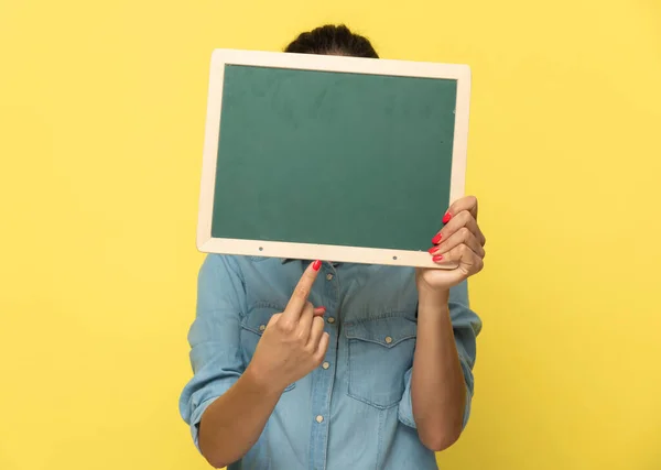 Junge Lässige Frau Bedeckt Ihr Gesicht Mit Tafel Und Zeigt — Stockfoto