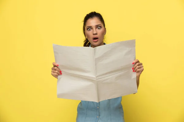 Stupito Donna Casuale Leggendo Giornale Ansimando Mentre Piedi Sfondo Studio — Foto Stock