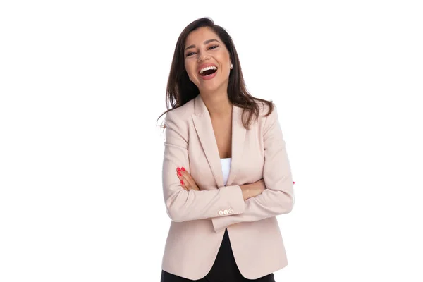 Wesoła Bizneswoman Trzymając Się Ręce Skrzyżowane Śmiejąc Się Stojąc Białym — Zdjęcie stockowe