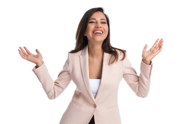 笑顔ビジネス女性歓迎とともに彼女の手オープンしながら 白いスタジオの背景に立って — ストック写真