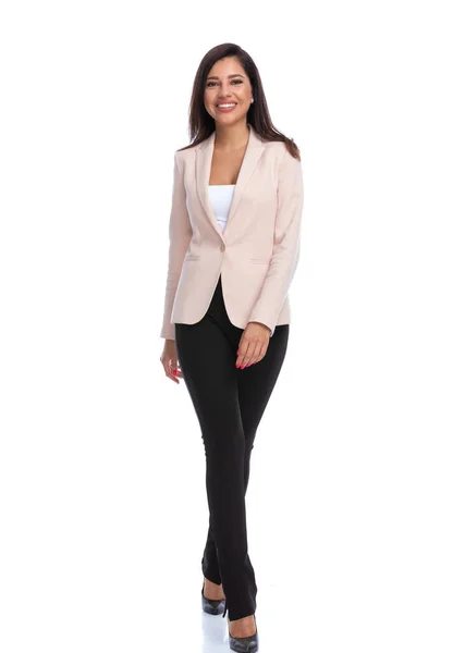 Pozytywna Bizneswoman Uśmiechnięta Chodząca Białym Tle Studio — Zdjęcie stockowe