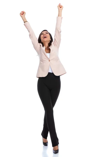 陽気なビジネスマン女性お祝いと叫びながら白いスタジオの背景を歩く — ストック写真