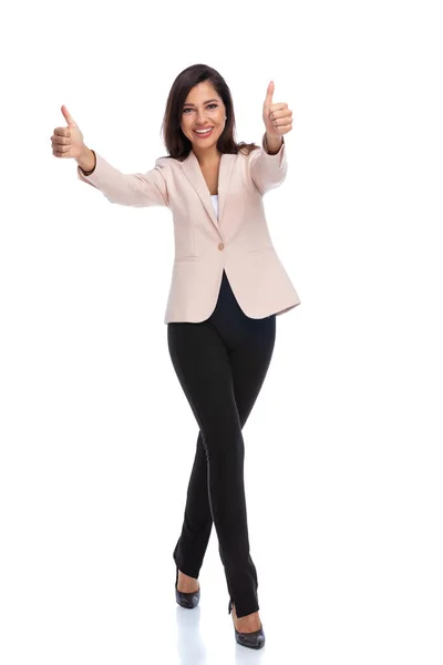 Empresária Positiva Dando Polegares Para Cima Com Ambas Mãos Sorrindo — Fotografia de Stock