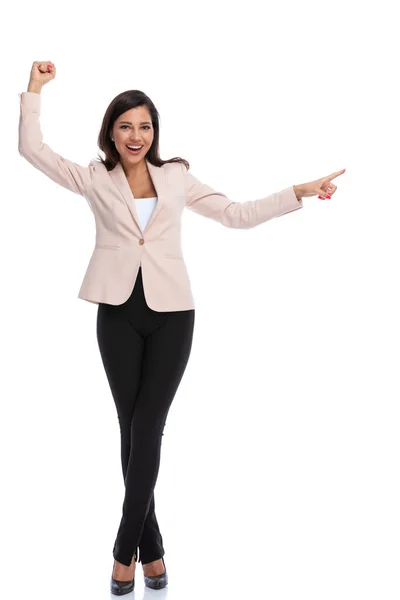 兴高采烈的女商人一边站在白工作室的背景上一边指指点点 一边庆祝 — 图库照片