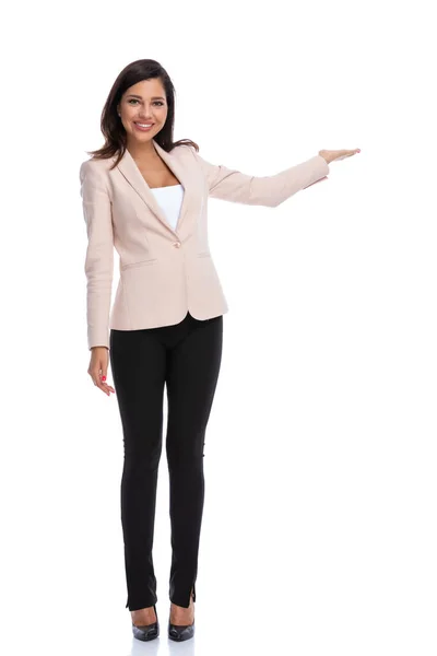 Szczęśliwa Bizneswoman Zapraszając Prezentując Uśmiechając Się Stojąc Białym Tle Studio — Zdjęcie stockowe
