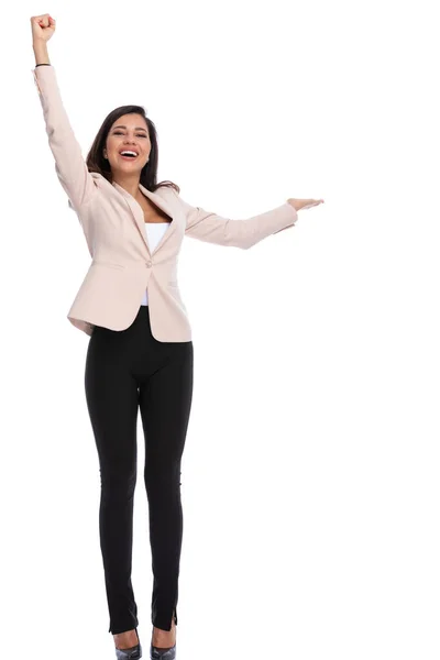 Vrolijke Zakenvrouw Vieren Presenteren Lachen Terwijl Staan Witte Studio Achtergrond — Stockfoto