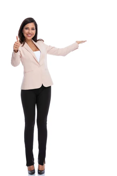 Mujer Negocios Positiva Gesticulando Bien Invitando Sonriendo Mientras Está Pie — Foto de Stock