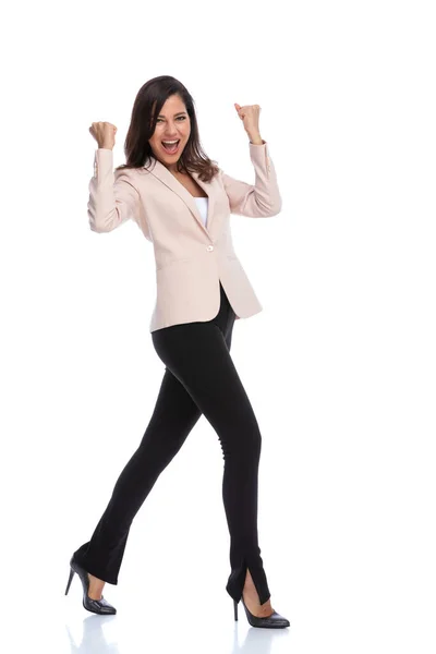 Ευτυχισμένη Επιχειρηματίας Γιορτάζει Και Γελά Περπατώντας Λευκό Φόντο Στούντιο — Φωτογραφία Αρχείου