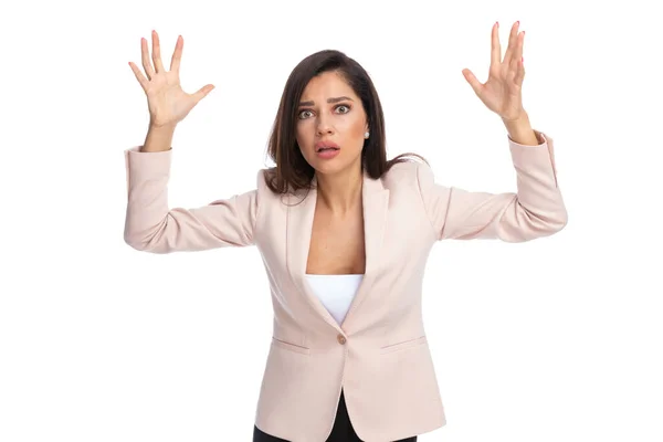 Przerażona Bizneswoman Zamrażanie Rękami Powietrzu Podczas Stania Białym Tle Studio — Zdjęcie stockowe