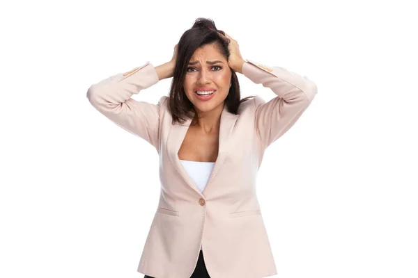 Bezorgde Zakenvrouw Houdt Beide Handen Haar Hoofd Terwijl Staan Witte — Stockfoto