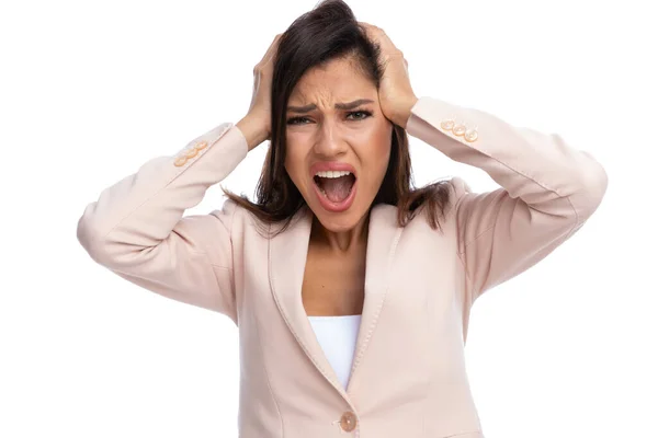 Closeup Scared Businesswoman Screaming Hands Head While Standing White Studio — Stock Photo, Image