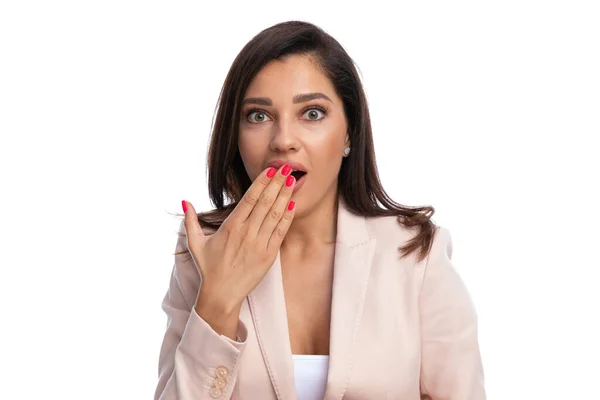 Zbliżenie Zaskoczony Businesswoman Dysząc Zakrywając Jej Usta Podczas Stojąc Biały — Zdjęcie stockowe