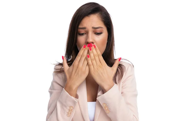Zbliżenie Zdenerwowanej Bizneswoman Zakrywając Usta Patrząc Dół Stojąc Białym Tle — Zdjęcie stockowe