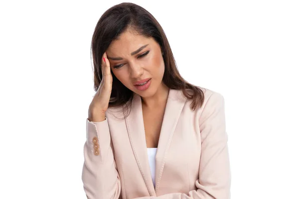 Zbliżenie Zmęczony Bizneswoman Mając Ból Głowy Trzymając Jej Głowę Podczas — Zdjęcie stockowe