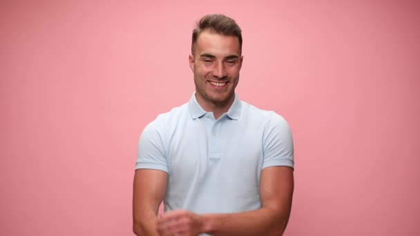 Νεαρός Περιστασιακός Άντρας Χαμογελάει Σταυρώνει Χέρια Του Και Ποζάρει Ροζ — Αρχείο Βίντεο
