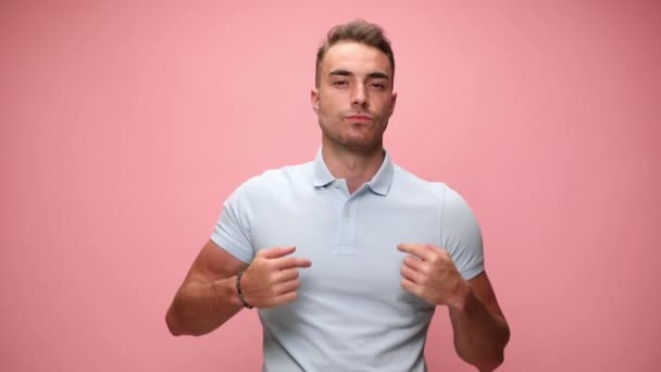 Mladý Atraktivní Ležérní Muž Ukazuje Sebe Postojem Růžovém Pozadí — Stock video